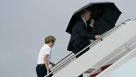 妻儿可淋雨 发型不能乱!特朗普撑伞悠闲走,妻儿淋雨跟在后…